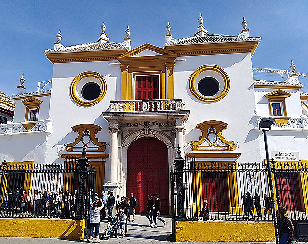Porta principale della plaza de toros di Siviglia. 